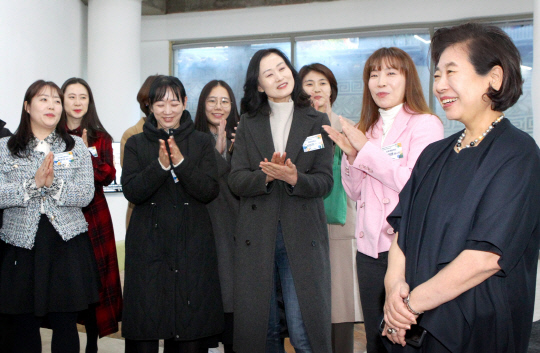 현정은(맨 오른쪽) 현대그룹 회장이 지난 17일 서울 소격동 아트선재센터에서 열린 여성리더십 프로그램에 참석해 차세대 여성리더들을 격려하고 있다. 현대그룹 제공